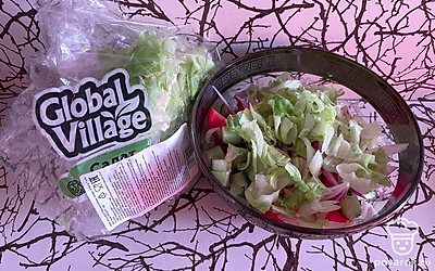 Измельчите салат айсберг, добавьте к салату. Посолите, перемешайте.