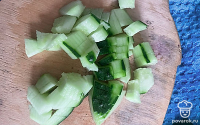 Огурец нарежьте маленькими кусочками.