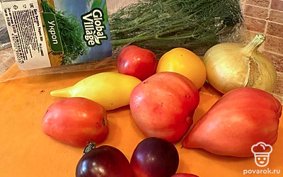 Подготовьте все ингредиенты. Нам потребуется свежий укроп и красный лук.