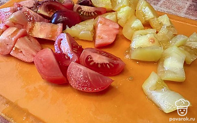 Все помидоры нарежьте.