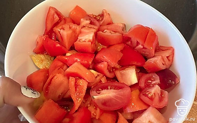 Помидоры выложите в салатник.