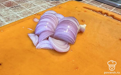 Красный лук нарежьте.