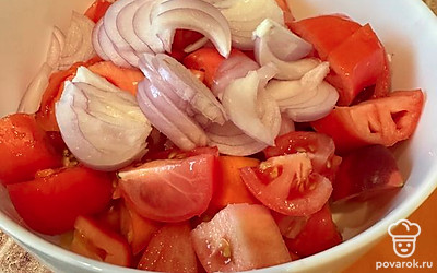 Лук добавьте в салатник к томатам.