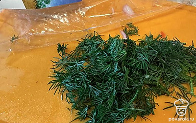 Нарежьте укроп.