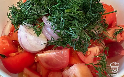 Укроп добавьте в салатник.