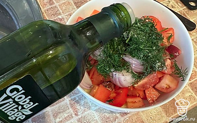 Посолите салат и заправьте оливковым маслом.