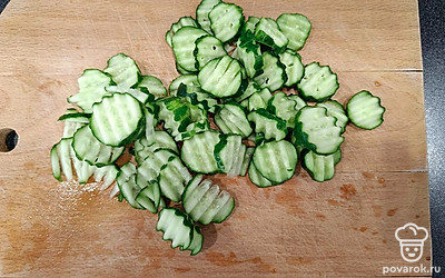 Нарежьте огурцы небольшими ломтиками.