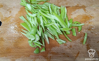 Сладкий перец нашинкуйте полосками. 