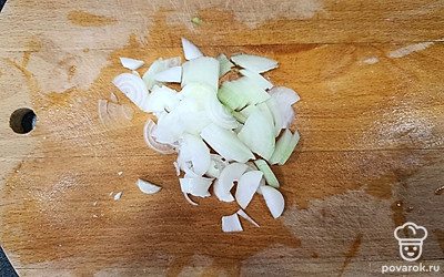 Лук нарежьте тонкими полукольцами.