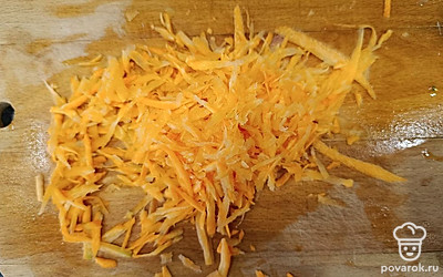 Морковку натрите на крупной терке. 