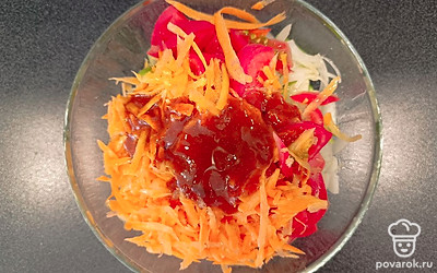 Переложите все овощи в салатницу. Заправьте салат растительным маслом и готовой заправкой для моркови по-корейски. Уберите салат в холодильник на 2 часа.
