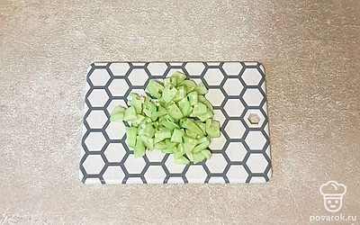 Огурец очистите от кожуры и нарежьте на четвертинки.