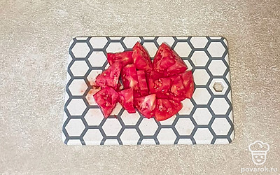 Помидор тоже нашинкуйте небольшими кусочками.