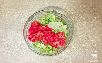 В миску выложите салатные листья и нарезанные овощи. Добавьте соль, перец и оливковое масло.