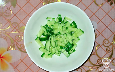 Огурец нарезать соломкой. 