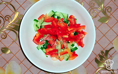 Красный болгарский перец нарезать соломкой. 