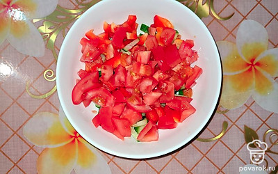 Помидор нарезать небольшими кусочками. 
