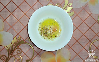 Смешать растительное масло, сушеный чеснок и приправу для салатов.