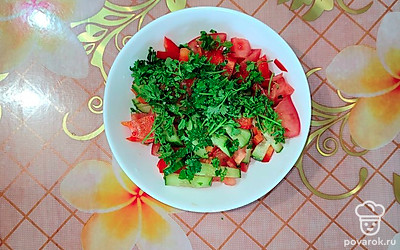 Перед подачей салат посолить, заправить приготовленным соусом, добавить свежую зелень петрушки. 