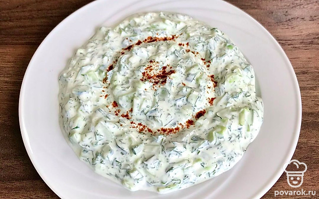 Салат из свежей зелени с йогуртом — Рецепт с фото