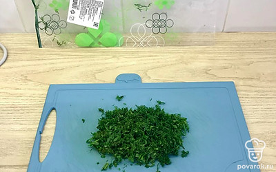 Зелень измельчить.
