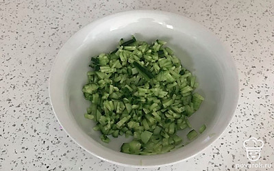 Огурцы мелко нарезать.