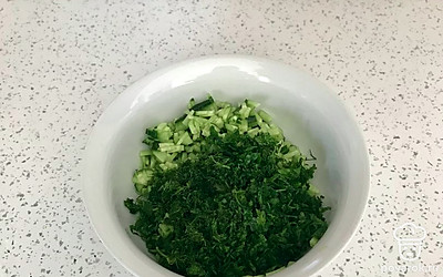 Смешать зелень с огурцами.