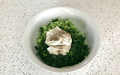 Добавить йогурт. Посолить, поперчить по вкусу.