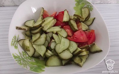 Огурцы нарезать половинками кружков, помидоры —небольшими дольками. 