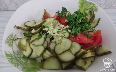 Добавить измельченный чеснок и петрушку. 