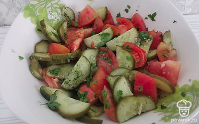 Посолить по вкусу и заправить оливковым маслом. 