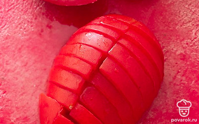 Нарежьте помидор средними кусочками.