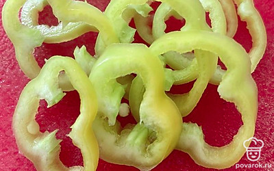 Нашинкуйте перец кружками.