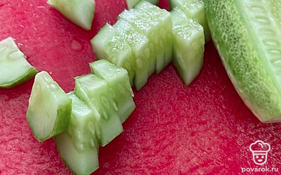 Огурец нарежьте треугольниками.