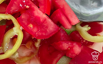 Все перемешайте и заправьте оливковым маслом.