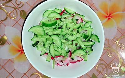 Огурец нашинковать соломкой. 