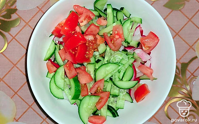 Помидор нарезать небольшими кусочками. 