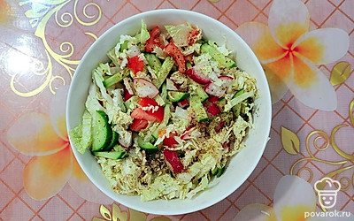 Капусту мелко нашинковать. Салат посолить. Добавить приправу для салатов.