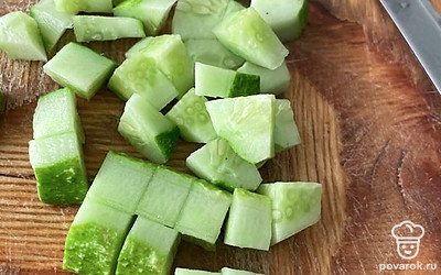 Мелко нарежьте огурец.