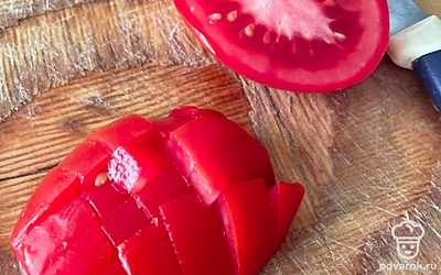 Нарежьте томат.