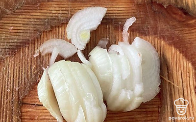 Репчатый лук почистите и мелко нарежьте.