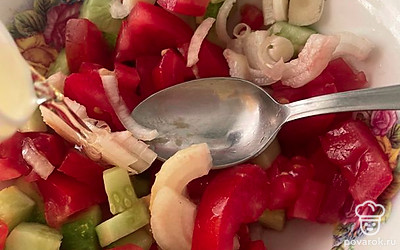 Заправьте маслом и перемешайте.