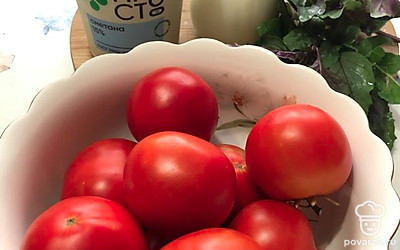 Помидоры моем и протираем салфеткой, лук очищаем, зелень моем холодной водой.