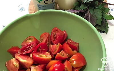 Нарезаем помидоры средними кусочками.