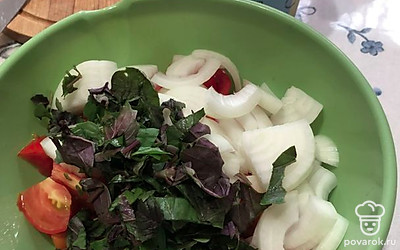 Добавляем лук и крупно нарезанную зелень в миску с помидорами.