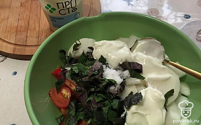 Добавляем соль по вкусу и три ложки сметаны. У меня 15%, но можно брать сметану любой жирности.