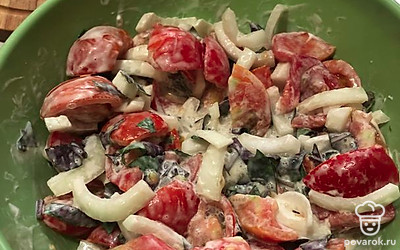 Салат хорошо перемешиваем, даем постоять и пустить сок. 