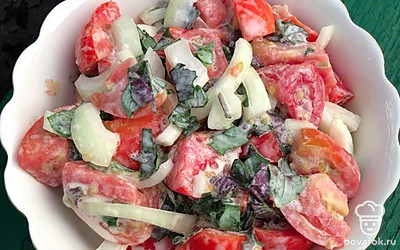 Перекладываем салат в красивую миску и подаем на ужин с мясным блюдом.