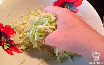 Капусту нашинковать, посолить. Хорошо отжать руками до выделения сока. 