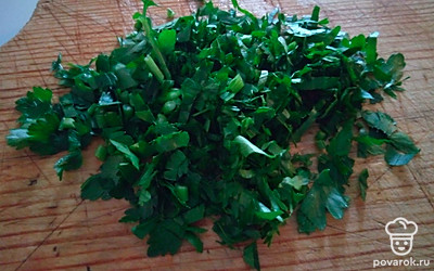 Нарезать петрушку, переложить ее в салат. Заправить оливковым маслом и все хорошо перемешать. 